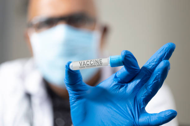 un médico que muestra con orgullo la vacunación contra el virus - south africa covid fotografías e imágenes de stock
