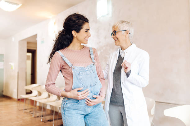 doctor-talking-with-a-young-woman-that-expects-a-baby
