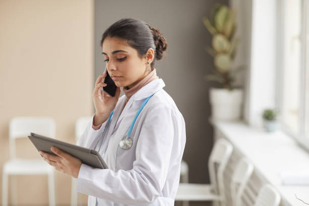 läkare som använder digital tablett - happy scrubs nurse phone bildbanksfoton och bilder