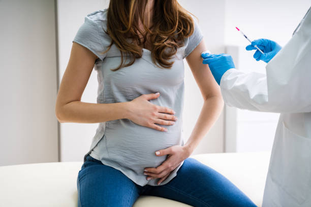 arts vaccinating jonge zwangere vrouw - pregnant stockfoto's en -beelden