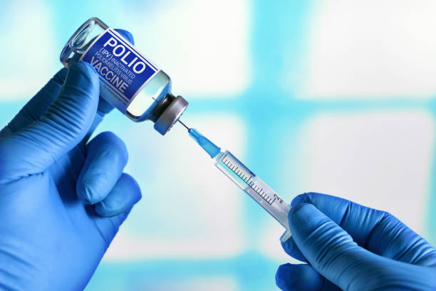 소아마비 ipv 불활성화 소아마비 퇴치 바이러스에 대한 투여량 백신 및 주사기를 가진 의사. 예방 접종 및 건강 관리 개념 - polio 뉴스 사진 이미지