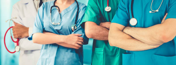 2019 코로나바이러스 질환 또는 covid-19와 싸우기 위해 병원에서 일하는 의사. 다른 의사, 간호사 및 외과 의사와 전문 의료 사람들. 코로나 바이러스 의료 및 보호 개념. - nurse 뉴스 사진 이미지