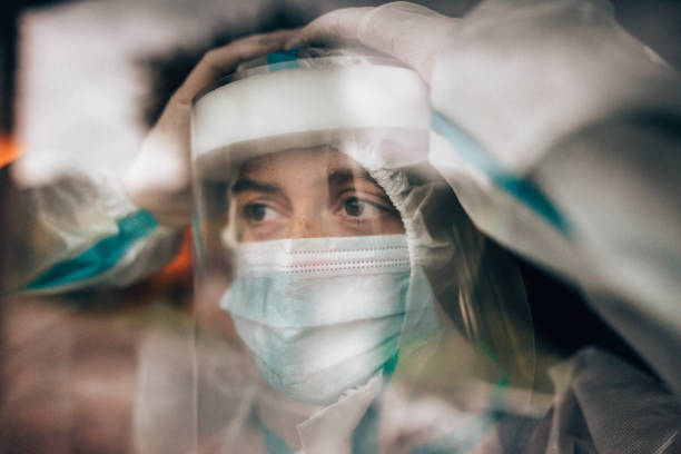 doctors under pressure at the hospital - omikron stok fotoğraflar ve resimler
