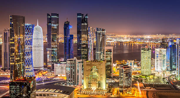 panorama del horizonte de doha, qatar paisaje de la ciudad desde lo alto de noche - qatar fotografías e imágenes de stock