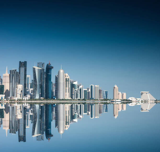 reflexiones de skyline de doha - qatar fotografías e imágenes de stock
