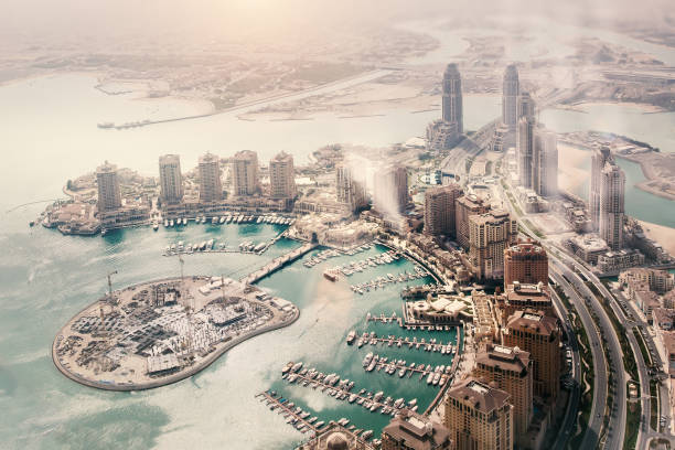 doha, la capital del estado de qatar. vista desde el avión - qatar fotografías e imágenes de stock