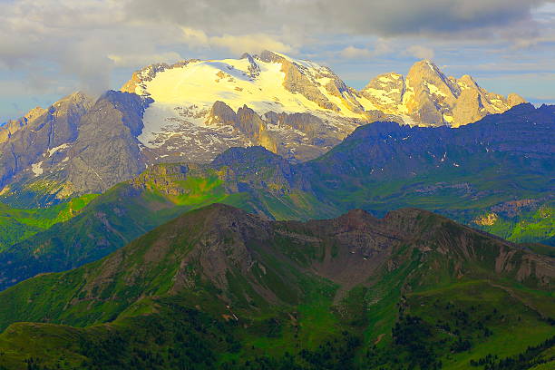 доломиты: ледник мармолада и punta «rocca» на высшем уровне, итальянский, тироль - marmolada стоковые фото и изображения