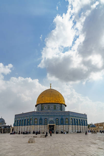kuppel des felsens auf der spitze des tempelbergs in jerusalem in israel palestine - al aqsa moschee stock-fotos und bilder