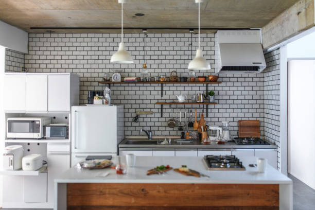 huishoudelijke keuken en lichte ontbijt bereiding - kookeiland stockfoto's en -beelden