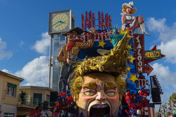 Donald Trump parody on allegorical wagon during Viareggio Carnival, Italy Donald Trump parody on allegorical wagon during Viareggio Carnival. Viareggio, Italy, March 2017 donald trump stock pictures, royalty-free photos & images
