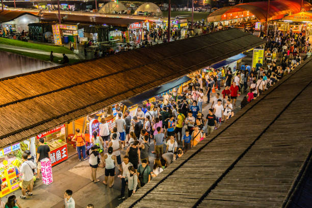 Dongdamen night market in Hualien City, Taiwan HUALIEN CITY, TAIWAN - AUGUST 19, 2017: Shoppers and tourists at Dongdamen Night Market night market stock pictures, royalty-free photos & images