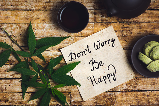 dont-worry-be-happy-note-and-marijuana-picture-id1194327921