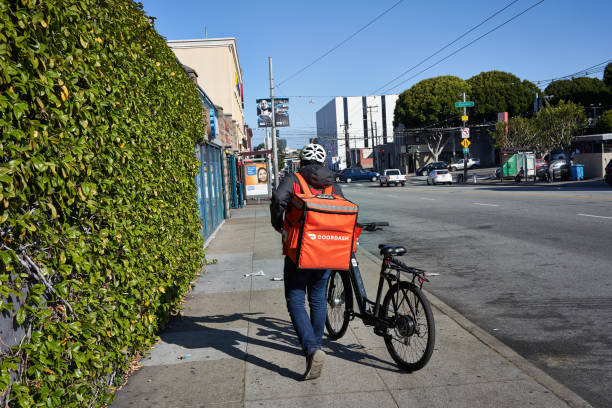 doordash-delivery-worker-picture