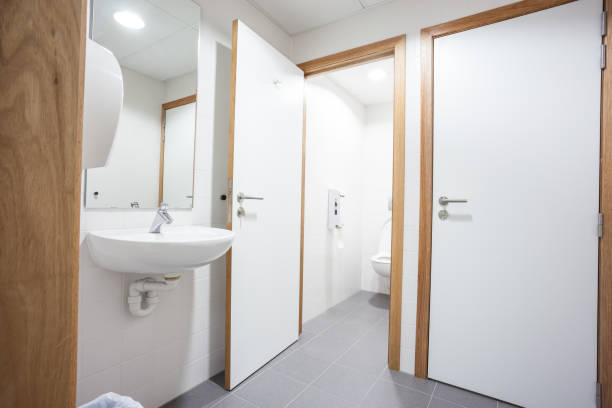 portes de toilettes et de lavabos - porte salle de bain photos et images de collection