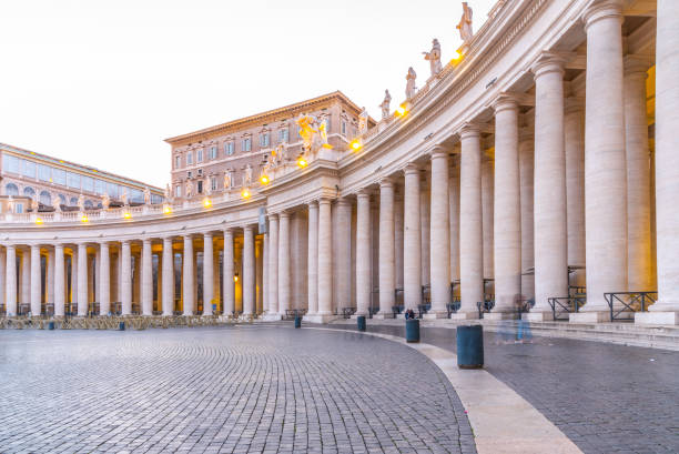 colonnato dorico con statue di santi in cima. piazza san pietro, città del vaticano - papa foto e immagini stock