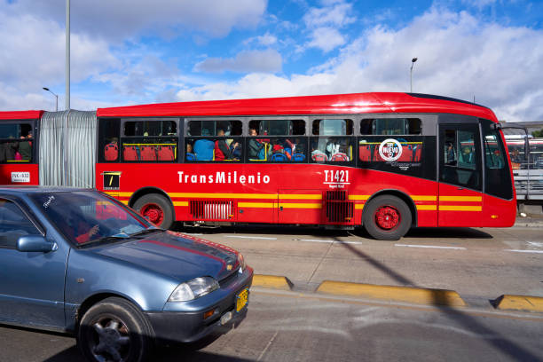 ボゴタの二重多関節公共交通機関バス。コロンビア。 - バス高速輸送システム 写真 ストックフォトと画像