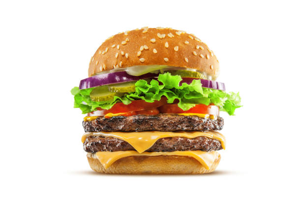 Hochauflösende, digitale Erfassung eines großen, fetten, saftigen Doppel-Cheeseburgers. Hergestellt aus zwei 100% Rindfleischpastetchen, zwei schmelzigen Scheiben Käse, Salat, Tomaten, Zwiebeln und Gurken, auf einem frischen Sesambrötchen und vor einem sauberen, weißen Hintergrund. Gedreht in einem ehrgeizigen Werbestil.