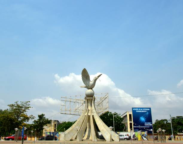 "Dove De La Paix" round-about, the Peace Dove traffic circle, Lomé, Togo Lomé, Togo: Peace Dove round-about is one of the most touristy places in Lomé with its monument dedicated to Peace symbolizing a dove perched on a globe, holding a strand of laurel in its beak - Colombe De La Paix - Carrefour de la Colombe de la Paix / Avenue de la Paix togo stock pictures, royalty-free photos & images