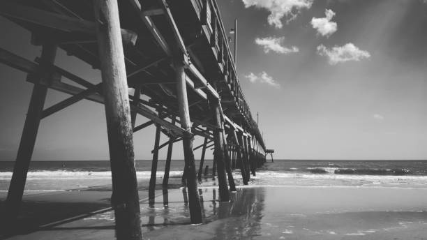 Down by the Pier Watching the waves come in and out in black and white carolina beach north carolina stock pictures, royalty-free photos & images