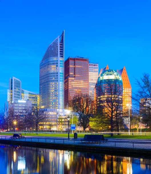 downtown business district van den haag 's nachts, nederland - den haag stockfoto's en -beelden