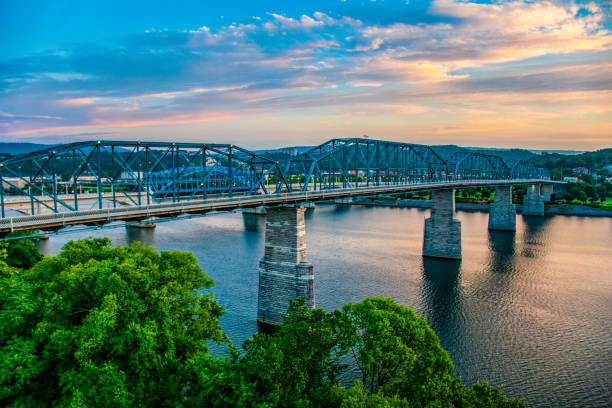 Downtown Chattanooga Tennessee and Tennessee River TN Market Street Bridge and Tennessee River in Downtown Chattanooga Tennessee TN. chattanooga stock pictures, royalty-free photos & images
