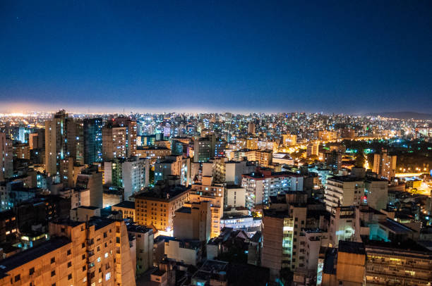 downtown skyview da cidade de porto alegre durante a noite, rio grande do sul, brasil - porto alegre - fotografias e filmes do acervo