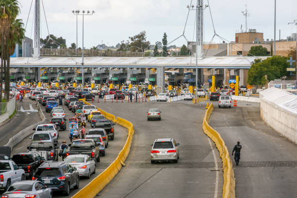 dziesiątki samochodów czekają na przejście przez stację graniczną usa-meksyk san ysidro w tijuanie - tijuana zdjęcia i obrazy z banku zdjęć