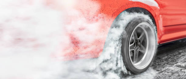 drag racing car brucia gomma dalle gomme in preparazione alla gara - materiale gommoso foto e immagini stock