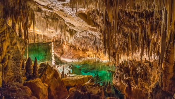 drachenhöhle, mallorca - tropfsteinhöhle stalagmiten stock-fotos und bilder