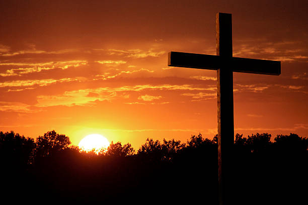 ciel dramatique nuages orange vif yelllow sun christian grand croix - good friday photos et images de collection