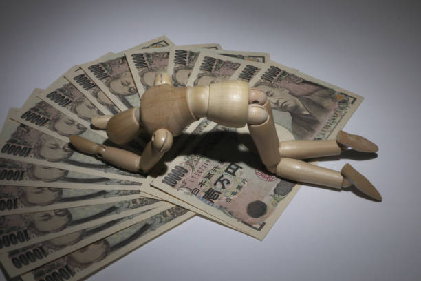 お金と落ち込むデッサン人形 - 借金 ストックフォトと画像