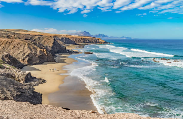 traumbucht een der westküste von fuerteventura playa del viejo rey - atlantische oceaan stockfoto's en -beelden