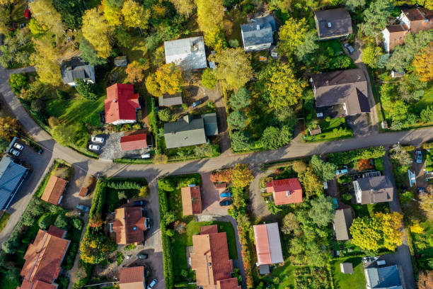 de hoekmening van de drone van voorstedelijke huizen en de herfst gekleurde bomen - recreational houses stockfoto's en -beelden