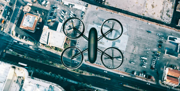 Drone yang diwaspadai. Ia terbang di atas jalan-jalan kota yang memandang jatuh ke bawah pada bangunan dan jalan-jalan. 