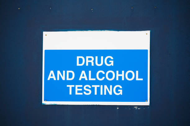 직원을 위한 직장에서 약물 및 알코올 검사 표지판 - johnson & johnson 뉴스 사진 이미지