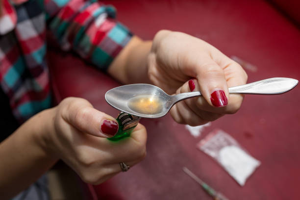 strzykawka do leków i łyżka z gotowanym zapasem heroiny - mitrovic zdjęcia i obrazy z banku zdjęć