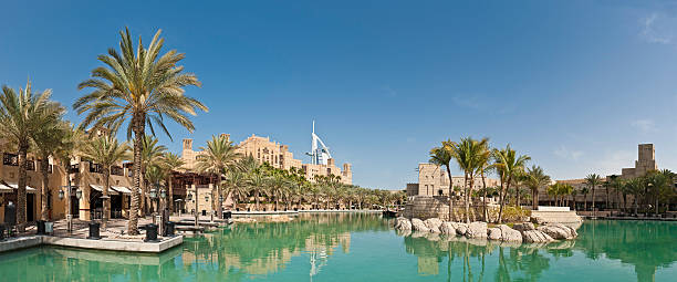 ドバイの豪華な湖畔のレストランホテルバージアルアラブアラブ首長国連邦 - 都会　オアシス ストックフォトと画像