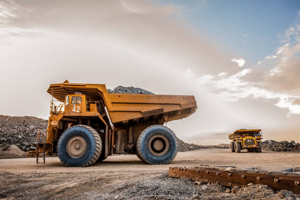 dump trucks die platina erts vervoeren voor verwerking - mineraal stockfoto's en -beelden