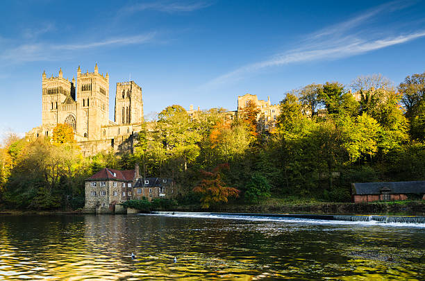 Durham Cathedral above River Wear Durham Cathedral originates from the 11th century and is renowned as a masterpiece of Norman architecture Durham Cathedral stock pictures, royalty-free photos & images