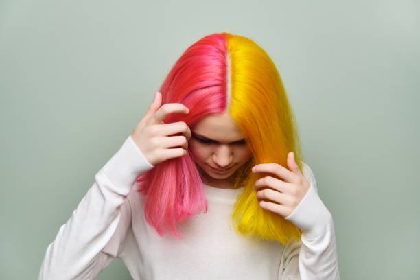 nhuộm tóc dài cận cảnh, cô gái người mẫu thời trang khoe màu trên tóc - multi colored hair hình ảnh sẵn có, bức ảnh & hình ảnh trả phí bản quyền một lần