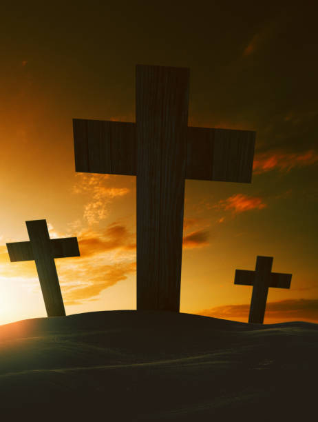 croix de pâques au crépuscule - good friday photos et images de collection