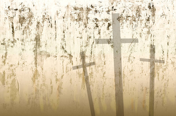 pâques. crucifixion. dans les ombres trois croix sur fond grossier. - good friday photos et images de collection