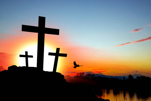 jour de pâques. trois croix sur la montagne au lever du soleil - good friday photos et images de collection