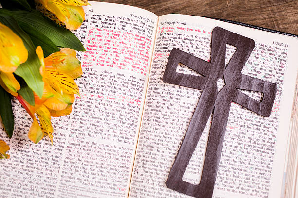pâques. fleurs et traversez le chrétienne bible ouverte. - good friday photos et images de collection