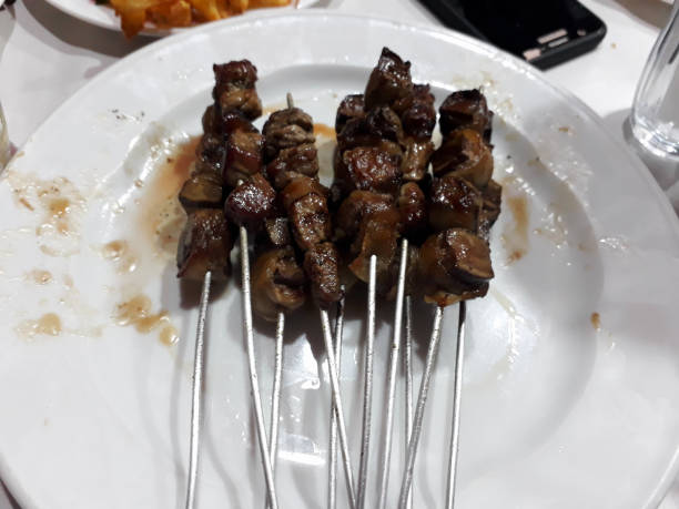 manger de la viande dans un restaurant algérien - kabylie photos et images de collection