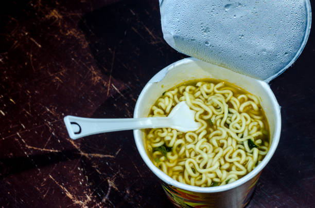 ピリ辛のインスタント麺を食べる - スープ 写真 ストックフォトと画像