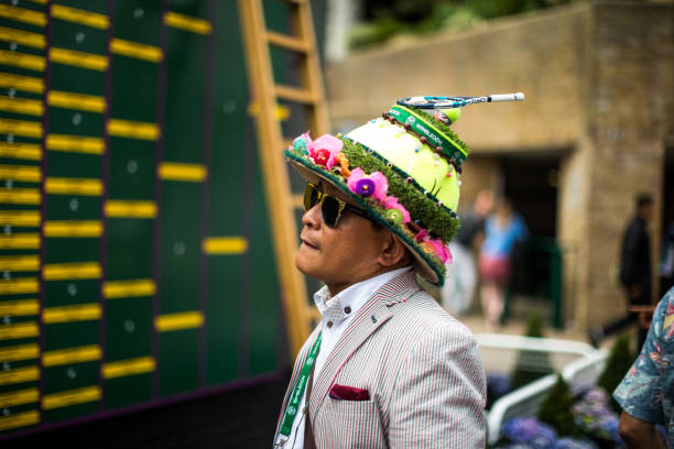 戴著網球帽和太陽鏡的偏心男子, 溫布頓, 英國 - wimbledon tennis 個照片及圖片檔