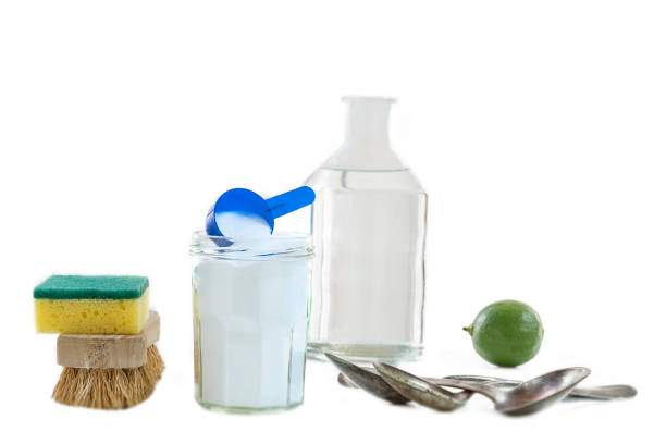 ekologiczne naturalne środki czyszczące soda oczyszczona, cytryna i tkanina na białym tle - soda zdjęcia i obrazy z banku zdjęć