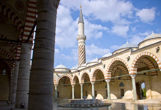 Edirne three Şerefeli Mosque, Uc Serefeli Mosque 3 şerefeli cami (Uc Serefeli mosque) Mosque in the center of city of Edirne, East Thrace, Turkey. The Üç Serefeli Mosque, named after its unusual minaret with three balconies (serefe), was built between 1438. unesco organised group stock pictures, royalty-free photos & images