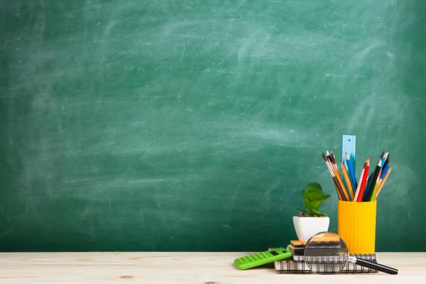 교육 개념 - 강당, 칠판 배경의 책상에 장바구니에 학교 용품 - stem 주제 뉴스 사진 이미지